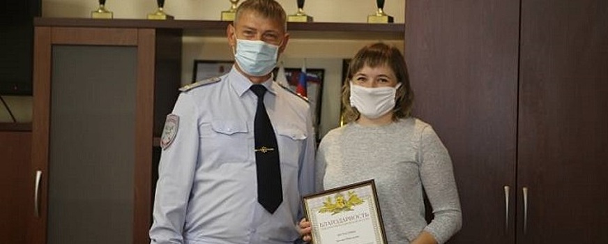 Прохожая в Кирове прохожая спасла девочку, зажатую в дверях автобуса