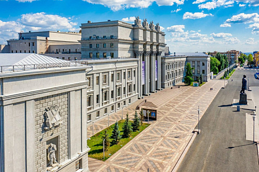 В Самаре на площади Куйбышева открылась 100-метровая полоса препятствий