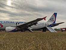 Терпящий крушение самолет &quot;Уральских авиалиний&quot; сумели посадить в поле