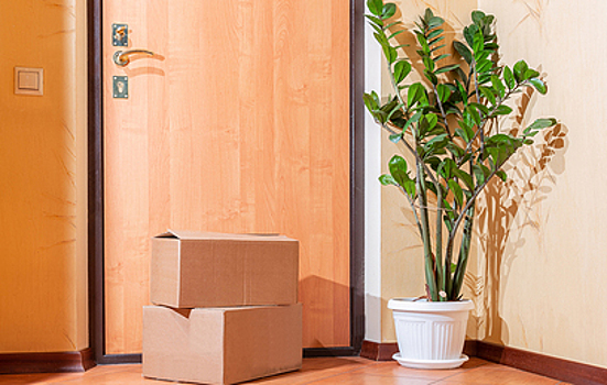 Бывший участник "Дома-2" полгода жил в подъезде: спал на коробках, буянил по ночам