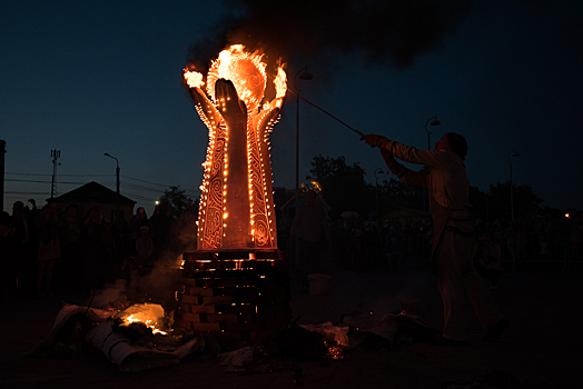 В Омске в День России появилась огненная скульптура