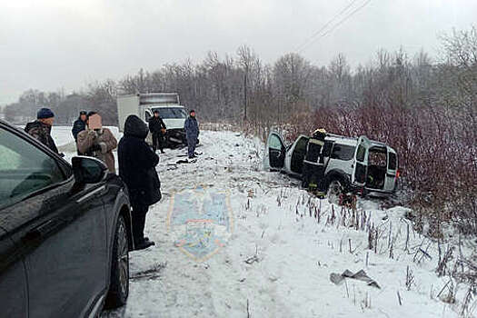 В Ленобласти дети пострадали в момент столкновения Lada Largus и "Газели"