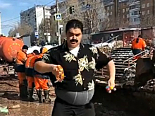 Самарский актер исполнил на улице ритуальный танец с маракасами, чтобы вызвать весну