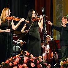 Для концерта "Сказки венского леса" зал челябинской филармонии украсили живыми розами и орхидеями