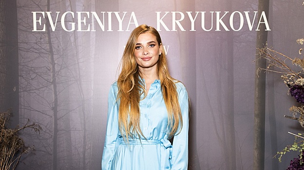 Котова пришла на показ Evgeniya Kryukova Couture в небесном шелковом платье, а Малахова — в полупрозрачной кофте и с бантом на голове