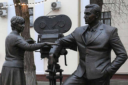 Памятник в честь создателей фильма "Семнадцать мгновений весны" открыли в Москве