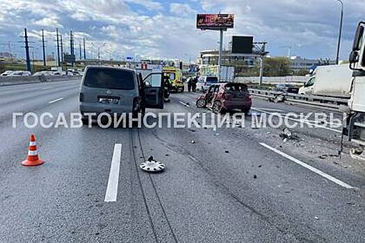 В ДТП с фурой на МКАД пострадали четыре человека