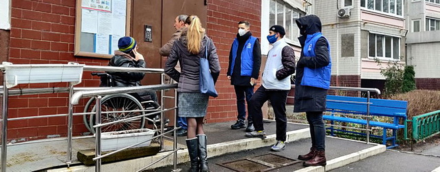 В Красногорске проверили качество доступной среды для инвалида