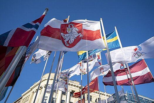 Беларусь и Латвия объявили о высылке послов после замены флага в Риге