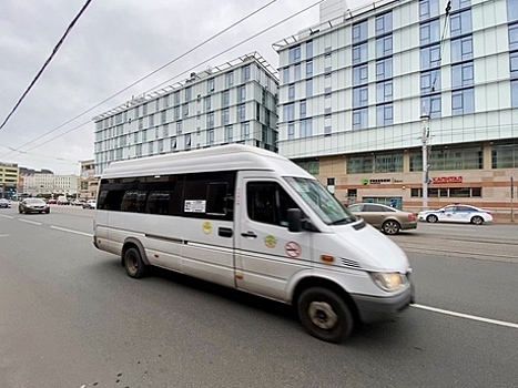 Калининградцы не могут сесть в переполненные маршрутки, транспорт торчит в пробках