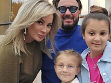 Жена Стаса Михайлова показала, как их 7-летняя дочь рисует картину