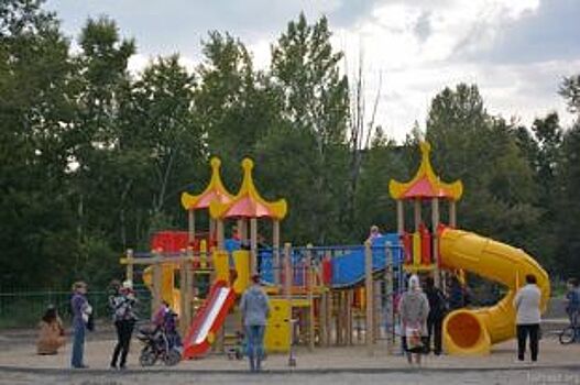 Жильцы многоэтажки в Барнауле жалуются на опасное покрытие детской площадки