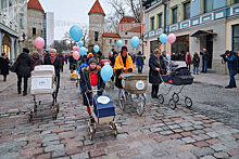 Все мы родом из детства — в Таллинне прошел парад детских колясок