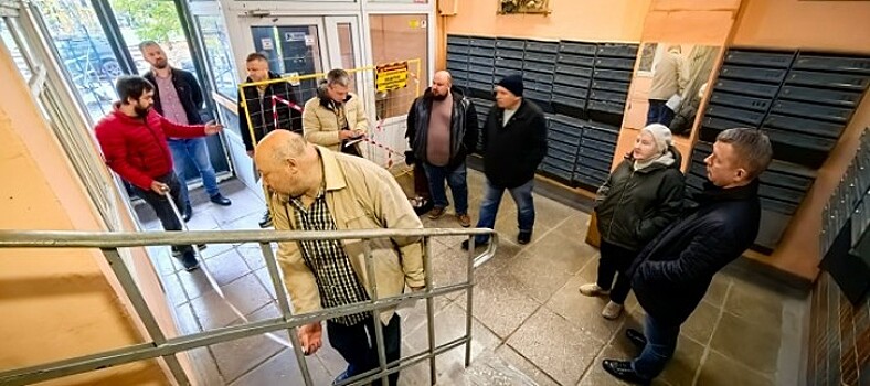 В доме на ул. Теплый Стан началась работа над установкой подъемника для маломобильных граждан