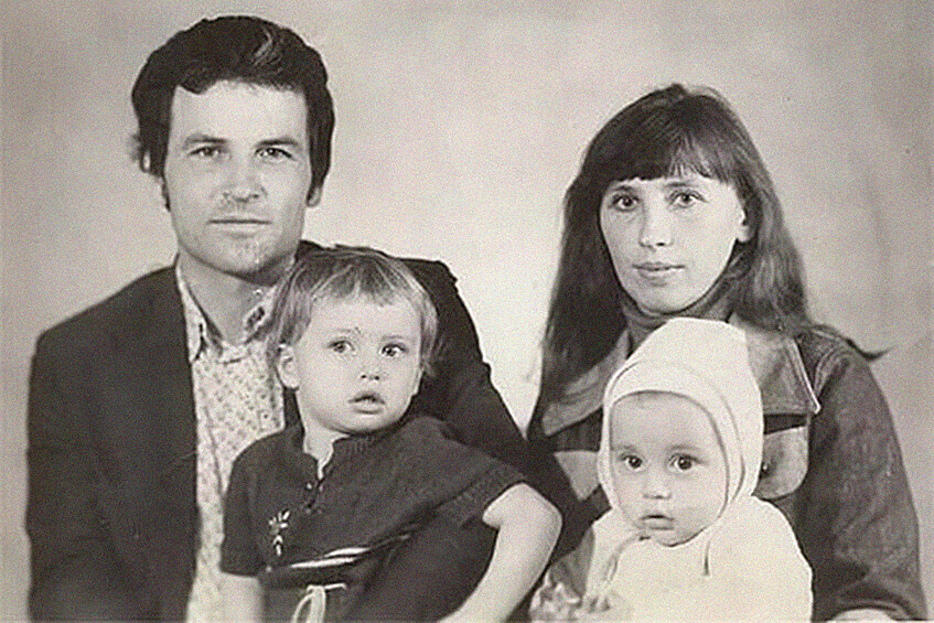 Родился 24 декабря 1981 года в городе Усть-Джегута (Карачаево-Черкесская республика). Через год семья переезжает в Набережные Челны, ещё через 5 лет — в город Майский (Кабардино-Балкарская республика). У Димы Билана есть две сестры — старшая Елена и младшая Анна. На фото: маленький Дима (справа) с мамой Ниной, отцом Николаем и сестрой Еленой