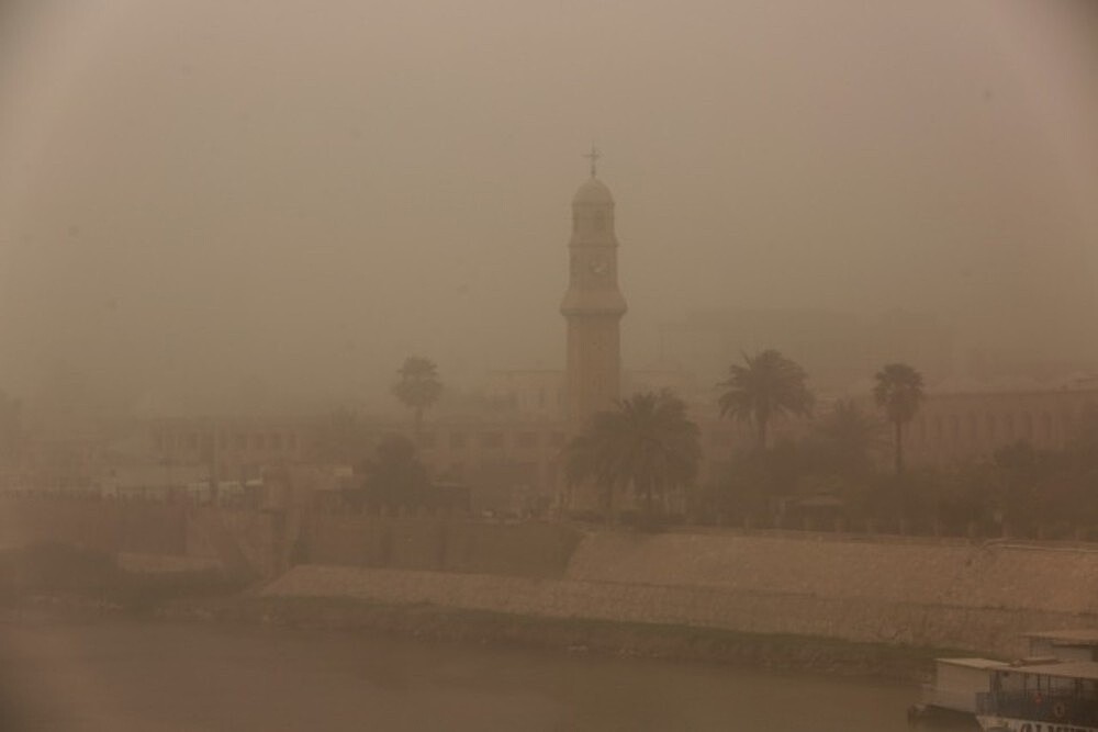 Пыльная буря охватила 10 провинций Ирана