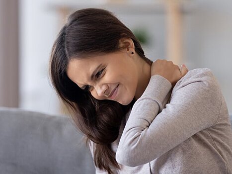 Остеопат назвала привычки, которые вызывают боль в шее