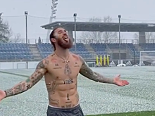 Рамос с голым торсом вышел на заснеженное поле базы «Реала»: «Я люблю лето»
