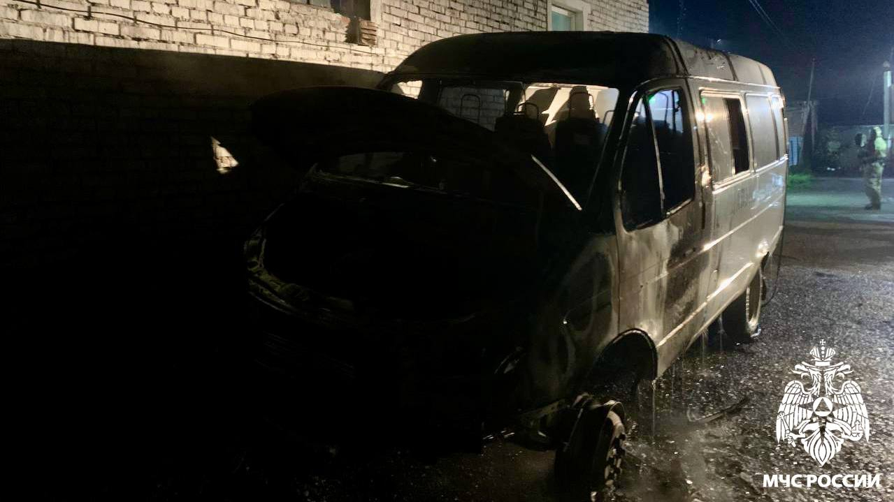 Автомобиль прощального кортежа загорелся в Кузбассе