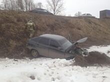 На окружной дороге Рыбинска «Лада» вылетела с эстакады в глубокий кювет