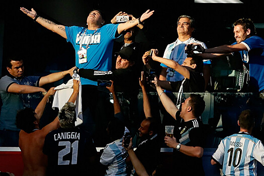 Диего Марадона показал неприличный жест на ЧМ-2018
