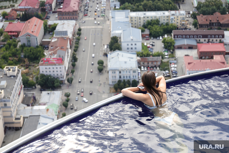 В скандал с бассейном на крыше «Высоцкого» вмешался вице-мэр Екатеринбурга