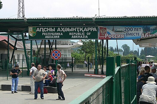 В Росстате назвали страну, в которую туристы стали ездить чаще, чем в Абхазию
