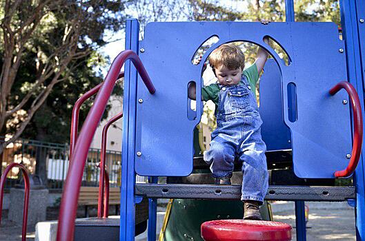 На детских площадках по Волжскому бульвару заменят более тысячи «квадратов» безопасного покрытия