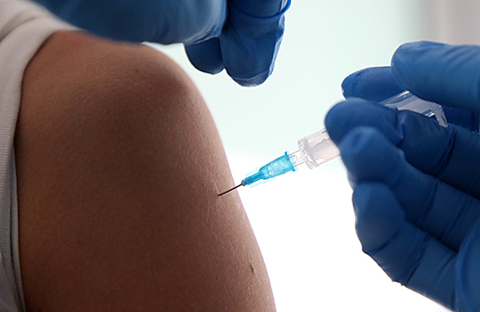 «Какого-то негатива я не вижу»: что говорят об обязательной вакцинации жители регионов РФ, где ее ввели