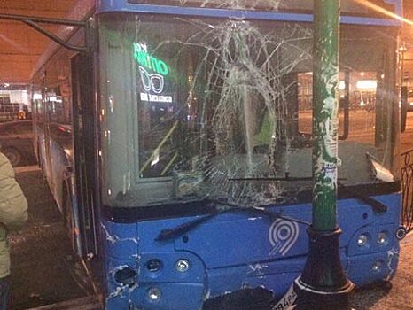 Автобус без пассажиров врезался в столб на севере Москвы
