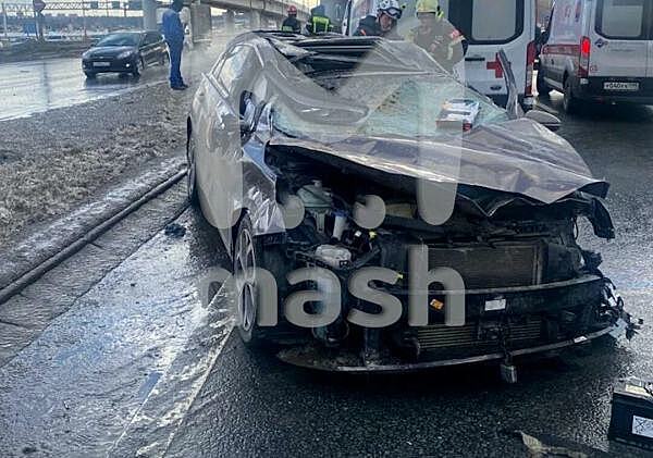 Бетонные плиты раздавили машину в Москве