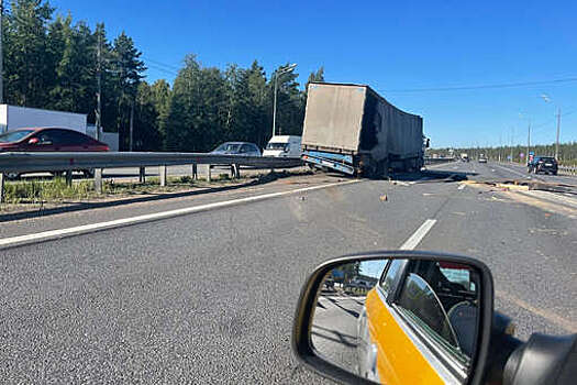 Стальная плита вылетела из фуры в серьезном ДТП под Петербургом