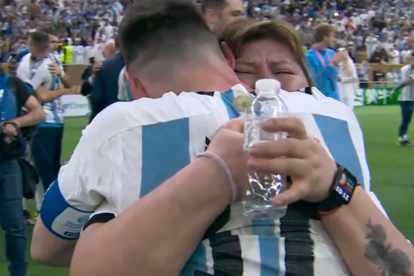 ЧМ-2022: капитан сборной Аргентины Лионель Месси обнял женщину на поле, кто она такая