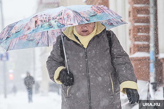 Екатеринбург встал в 9-балльные пробки из-за снегопада