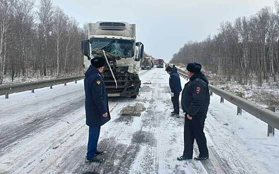 Столкнулись 15 фур и 3 легковушки: подробности страшного ДТП в Кузбассе