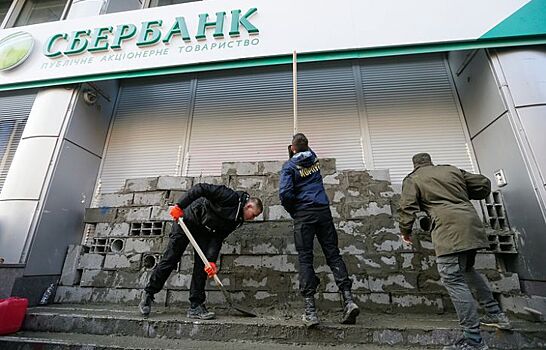 Радикалы замуровывают вход в центральное отделение Сбербанка в Киеве