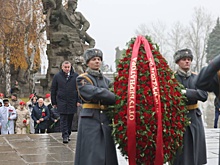 Волгоградский губернатор почтил память защитников Отечества