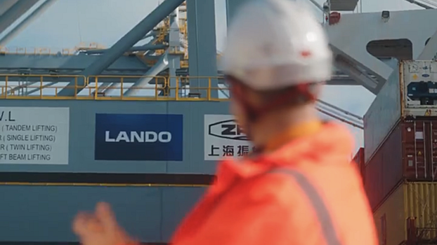 Пилоты McLaren получили «именные» краны в порту Лондона