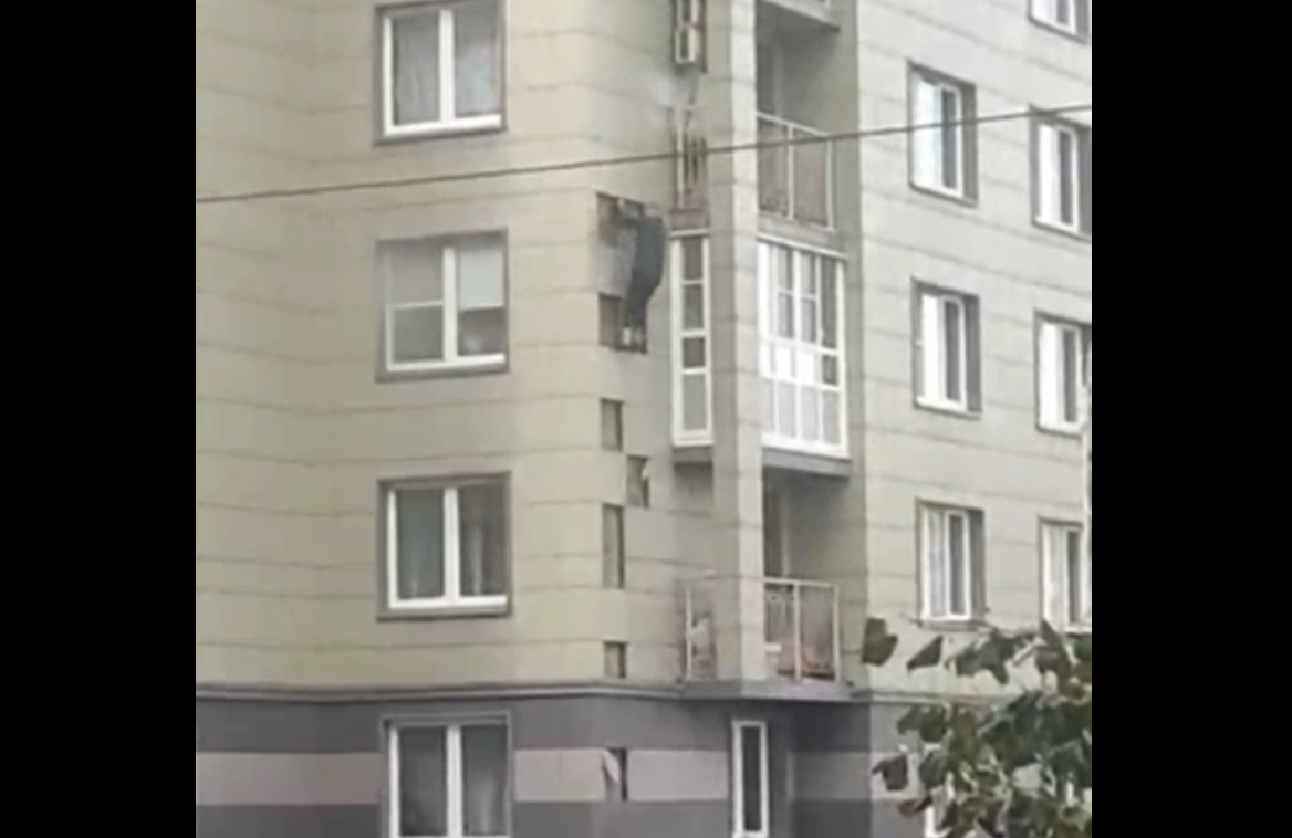 Петербуржец пойдет под суд за то, что забрался по стене дома к своей девушке