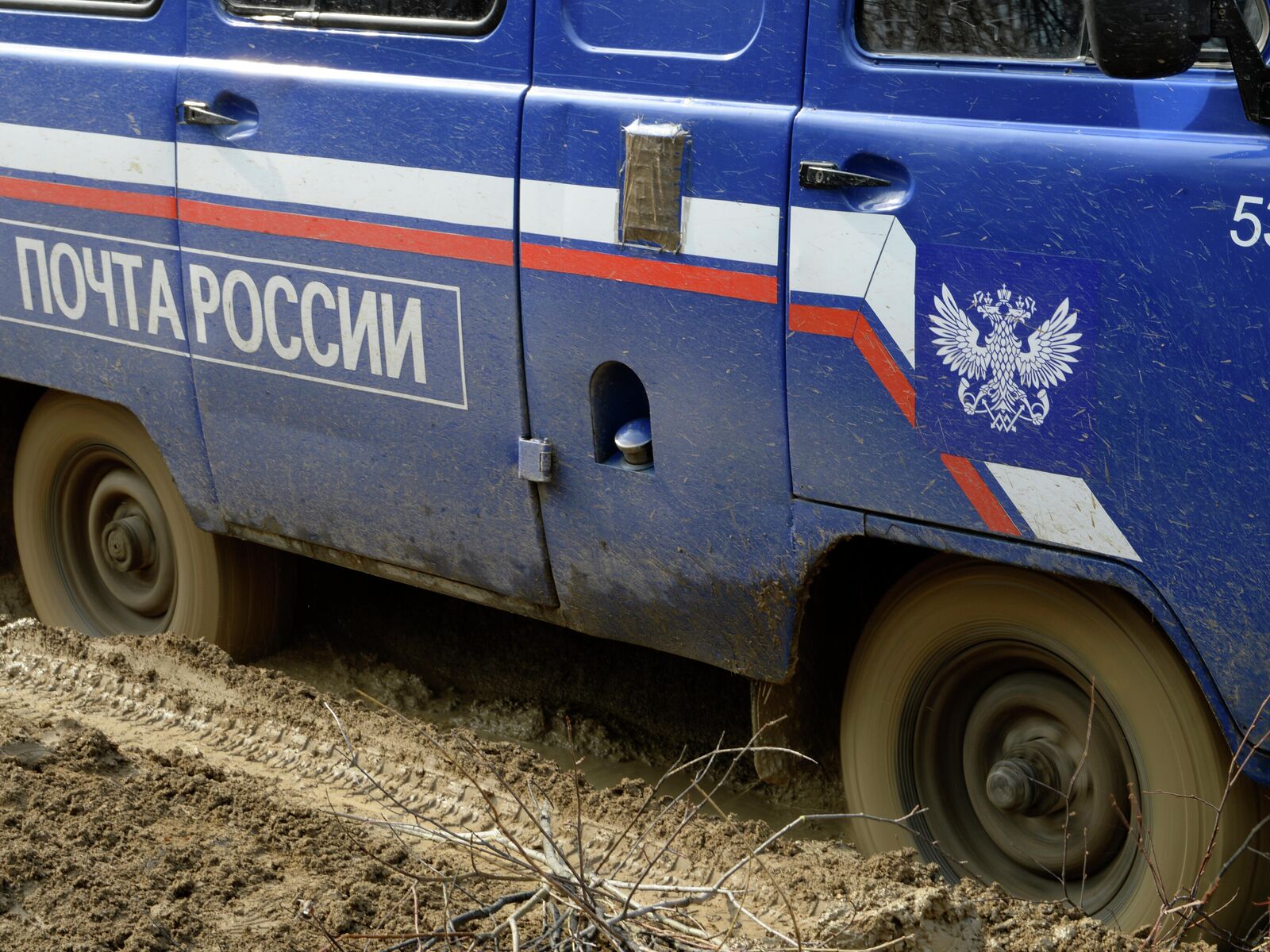 В Тюменской области суд арестовал двух подростков, угнавших фургон «Почты России»