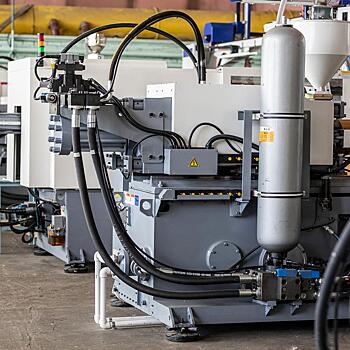 Новосибирский завод «Техмаша» запустил новое оборудование по изготовлению пластмассовых изделий