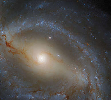 Хаббл наблюдает змеевидную спираль NGC 5921