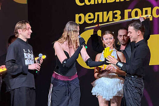 Дочь актрисы Пересильд Анну в мини-платье засняли с бойфрендом Дмитриенко