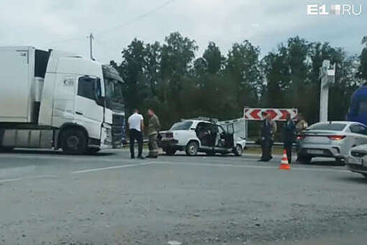 В Свердловской области водитель на "Жигулях" влетел в фуру и погиб вместе с пассажиром