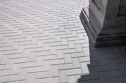 В центре Новосибирска заменят тротуарную плитку после инцидента с поливальной машиной