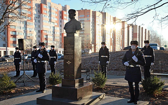 Памятник Герою России Роману Соколову открыли в Рязани