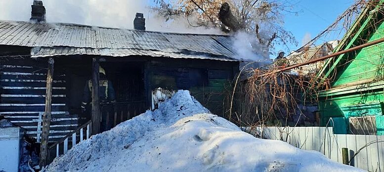 Частный дом загорелся в центре Саратова