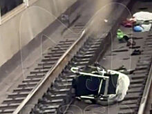 В метро Петербурга на рельсы упала коляска
