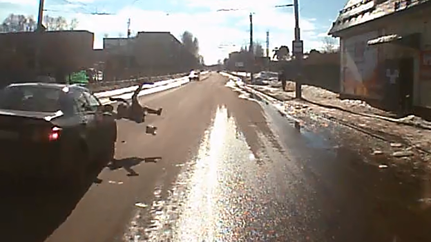 Не сбросил скорость перед пешеходным переходом: появилось видео, как «Тойота» сбивает девочку