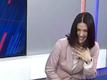 С высмеявшей льгогы ведущей провели беседу